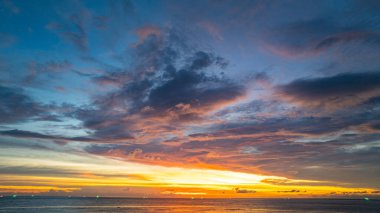Gün batımında gökyüzü güzel Kata sahilinde Phuket Tayland.