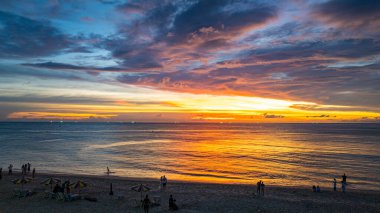 Gün batımında gökyüzü güzel Kata sahilinde Phuket Tayland.