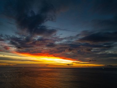 Gün batımında gökyüzü güzel Kata sahilinde Phuket Tayland.