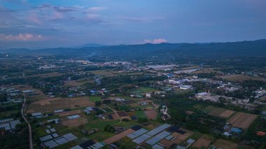 Yoğun bulutlarla kaplanmış gür, gür bir dağ zirvesinin dramatik manzarası, bulutlu bir gökyüzü altında doğanın saf güzelliğini ve gizemini yakalıyor..