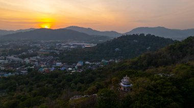 Khao Rang 'ın üstündeki Sunset' in hava görüntüsü. Gün batımında yemyeşil dağların arasında yuva yapmış bir kasaba. Dusk 'taki Phuket kasabasının yamacında bir Pavyon yapısı var.