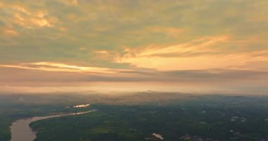 Kırsal köyün üzerindeki altın güneş doğuşunun havadan görünüşü