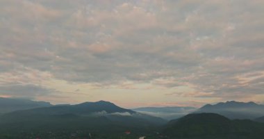 Chiang Mai 'deki Hod köyünde, dağın tepesinde gün doğumunu gösteren hava manzarası.