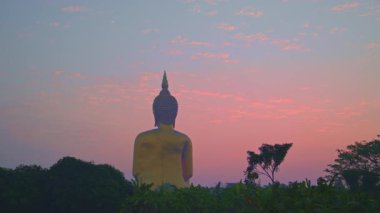 Gün doğumunda Büyük Buda heykelinin üzerinde güzel bir gökyüzü