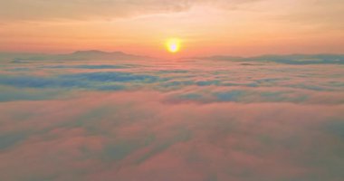 Sisli dağ vadisinde gün doğumunun hava manzarası