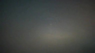 Bulutlar ve sislerle dolu güzel gece gökyüzü