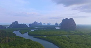 Tayland 'ın Phang Nga eyaletindeki kalp şeklindeki adanın havadan görünüşü