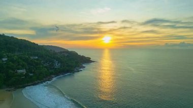 Phuket 'teki Karon plajının yukarısındaki gün batımında gökyüzünün hava hiper yanılma görüntüsü 