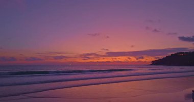 Kumsaldaki tatlı gökyüzünün havadan yansıması.