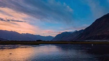 Ladakhs Sayok Suları 'nda Gün Doğumu' nun zaman aşımı