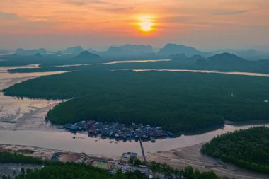 Bang Phat balıkçı köyü adasının üstündeki hava hiperaktif manzara günbatımı görüntüsü