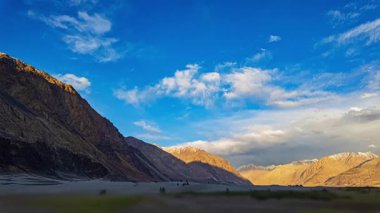 Gün batımında güzel Himalaya dağlarının manzarası