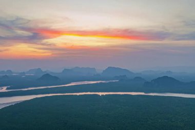 Gün batımında yüzen Bang Phat balıkçı köyünün hava hiper yanıltıcı görüntüsü