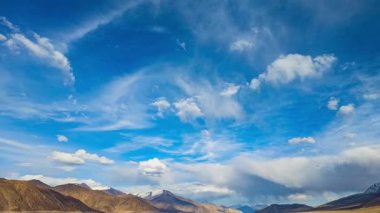 Dramatik bir gökyüzünün altında Pangong Gölü 'nün sükuneti sona erdi.