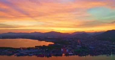 Balıkçılık limanında gün batımında inanılmaz gökyüzü manzarası