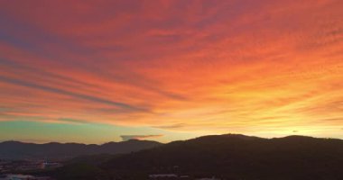 Gün batımında dramatik gökyüzünde renkli bulutların havadan görünüşü