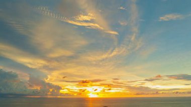 Kıyı şehrinde günbatımında gökyüzünün rengarenk görüntüsü