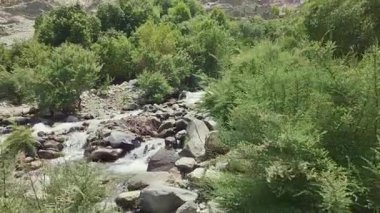 Dağdan kayalıklara akan şelale.