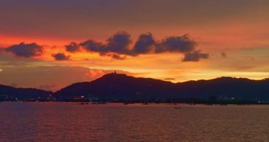 Dramatik gökyüzü ile dağ sırasının havadan görünüşü