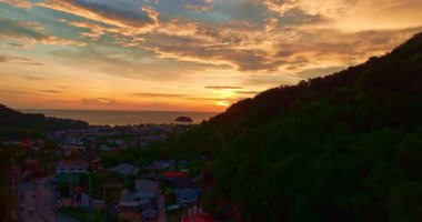 Gün batımında okyanusa giden ana yolun havadan görüntüsü.
