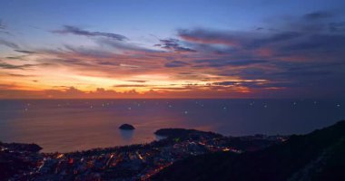 Okyanusun üzerindeki alacakaranlıktaki renkli bulutların havadan görünüşü