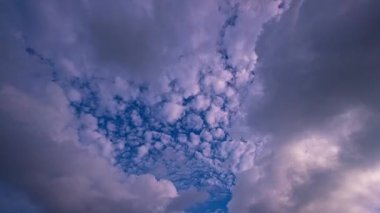 Açık mavi gökyüzünde dramatik beyaz bulutlar