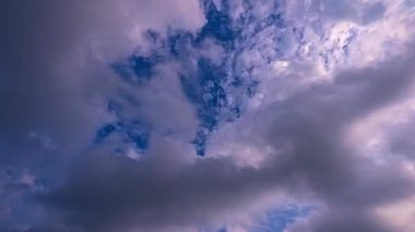 Mavi gökyüzünde kabarık bulutların zaman akışı. 
