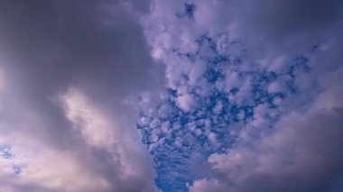 Zaman aşımı manzarası Mavi gökyüzünde kabarık bulut.