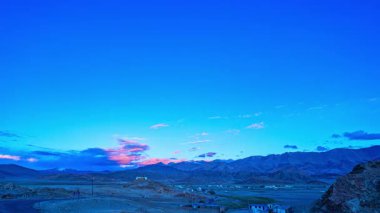 Mavi gökyüzünün dağların üzerindeki zaman aralığı