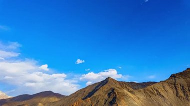 Himalayalar Vadisi üzerindeki dramatik gökyüzünün zaman kaybı