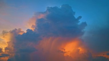 Yıldırımla aydınlanan büyük yağmur bulutları