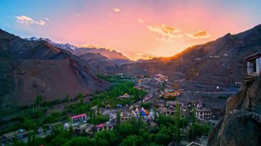 Dağ köyünün üzerinde çarpıcı bir günbatımı zamanı.