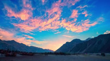 Nubra Vadisi Ladakh 'ta gün batımında zaman aşımı