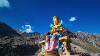 Açık mavi gökyüzü ile güzel büyük Buda heykelinin zaman atlaması.