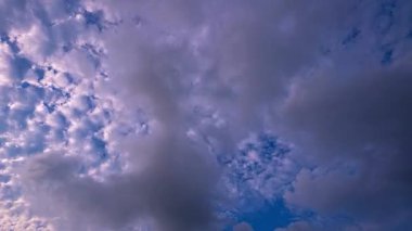 Dramatik beyaz bulut katmanlarının zaman aşımı