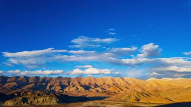 Dağ vadisinde dramatik gökyüzünün zaman kaybı