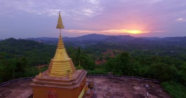 Gün batımında tepede altın bir salağın havadan görünüşü