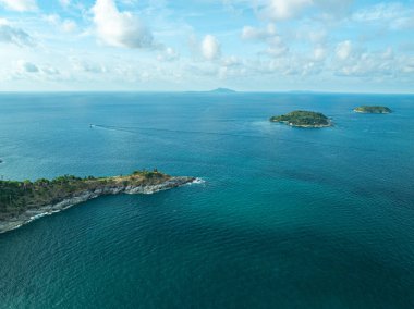 Laem Promthep Burnu 'nda denize açılan kayalık bir görünüm. Promthep pelerini Phuket 'teki en popüler bakış açısıdır.