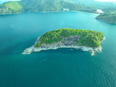 Aerial View Man Adası Phrom Thep 'in önünde. Gökyüzü sabahları mavi bulutlarla doludur. Mavi bulutlar denizin üzerinde yuvarlanır. Man Adası yakınlarında toplanan turistik yerler.