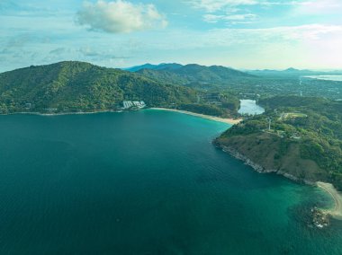 Nai Harn Körfezi 'ndeki yemyeşil ve yemyeşil renkler