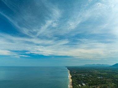 Altın kumlu plajlar, yemyeşil çam ağaçları ve kıyıya çarpan turkuaz okyanus dalgalarının yer aldığı çarpıcı bir hava manzarası. Seyahat ve doğa görselleri için mükemmel.. 