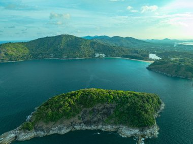Aerial View Man Adası Phrom Thep 'in önünde. Gökyüzü sabahları mavi bulutlarla doludur. Mavi bulutlar denizin üzerinde yuvarlanır. Man Adası yakınlarında toplanan turistik yerler.