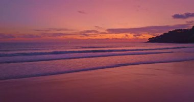 Sersemletici günbatımında sakin denizin havadan görünüşü