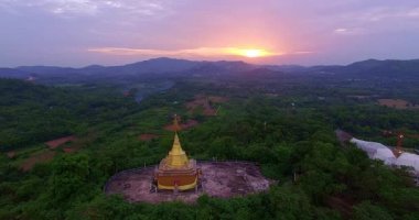 Gün batımında Altın Pagoda 'nın havadan görünüşü 