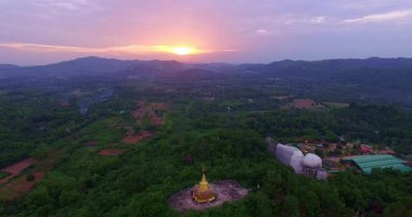 Altın pagoda seti üzerinde alacakaranlık manzarası