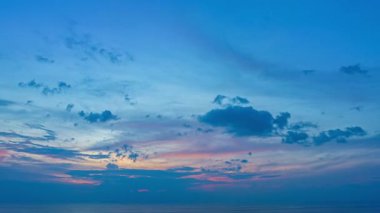 Gün batımında mavi gökyüzünde havadan gelen aşırı hız sarı turuncu bulutlar