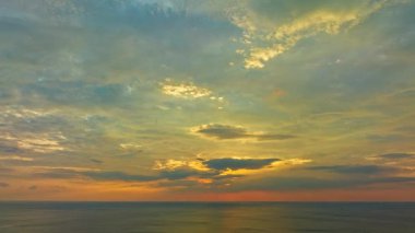 Gün batımında sarı gökyüzünün havadan hiper hızı