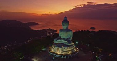 Phuket Büyük Buda 'daki mavi alacakaranlıkta inanılmaz kırmızı ışık manzarası.