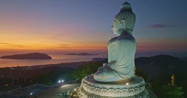 Phuket 'in önündeki güzel sarı ışığın havadan görünüşü.