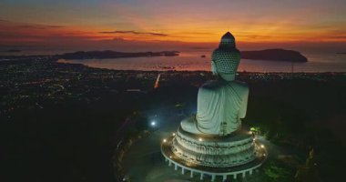 Phuket Büyük Buda 'nın önündeki gün doğumunda ufukta beliren muhteşem kırmızı ışık..